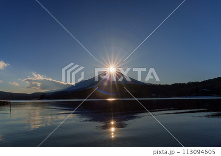 山中湖から見える夕暮れ時のダイヤモンド富士 113094605