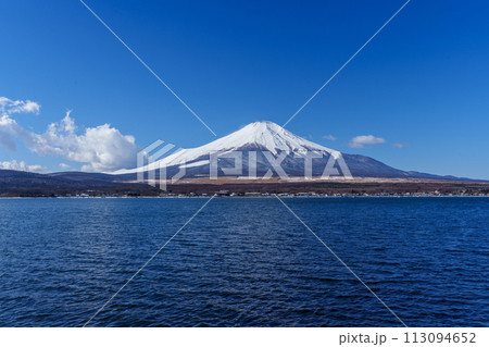 山中湖から見える青空と富士山 山中湖から見える青空と富士山 113094652
