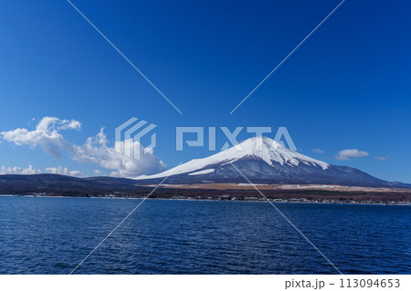 山中湖から見える青空と富士山 113094653