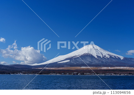 山中湖から見える青空と富士山 山中湖から見える青空と富士山 113094656