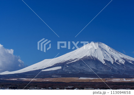 山中湖から見える青空と富士山 山中湖から見える青空と富士山 113094658