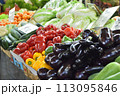 たくさんの野菜が並ぶ市場 113095846