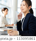 オフィスのビジネスウーマン 113095861