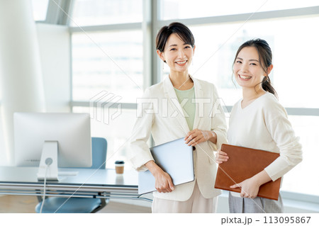 オフィスのビジネスウーマン 113095867