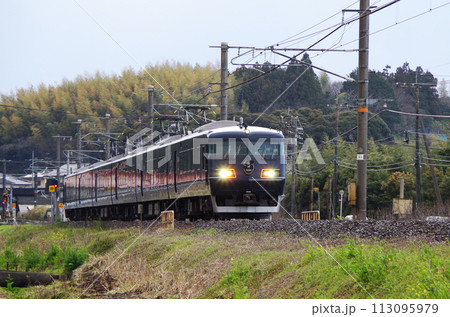夕方の山陰本線を走る WEST EXPRESS 銀河 113095979