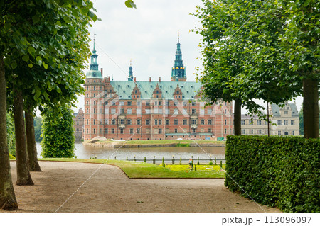 View of Frederiksborg castle in Hillerod, Denmark 113096097