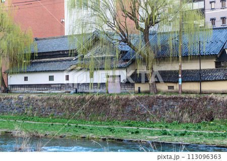 岩手県盛岡市の観光の名所の柳青める中津川界隈の豪商ござ九の蔵 岩手県盛岡市の観光の名所の柳青める中津川界隈の豪商ござ九の蔵 113096363