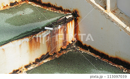 劣化した歩道橋の階段(塗料の錆び、防水剝れ) 劣化した歩道橋の階段(塗料の錆び、防水剝れ) 113097039