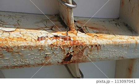 歩道橋の手摺の塗料がひび割れ錆びる 113097041