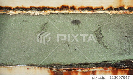 劣化した歩道橋の階段(塗料の錆び、防水剝れ) 劣化した歩道橋の階段(塗料の錆び、防水剝れ) 113097047