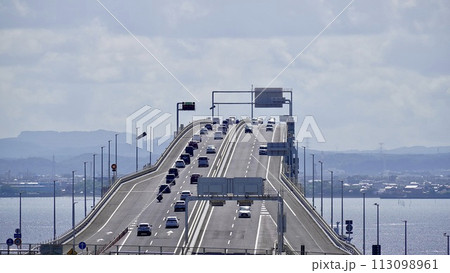 海ほたるPAから見える東京湾アクアライン 113098961