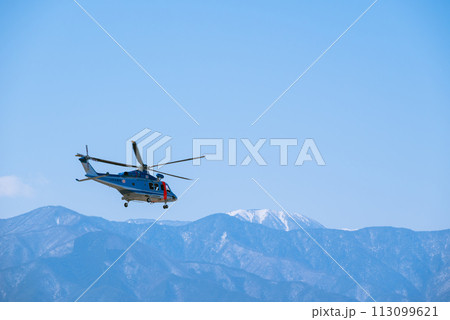 北アルプスへと向かうヘリコプター【信州スカイパークより撮影】 113099621
