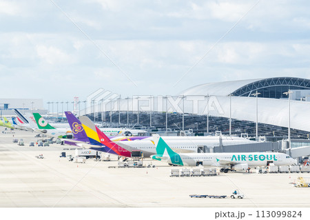 【関西国際空港】関空展望ホールスカイビューから見る第1ターミナルビル 113099824