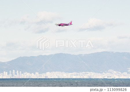 【関西国際空港】着陸態勢に入る飛行機 【関西国際空港】着陸態勢に入る飛行機 113099826