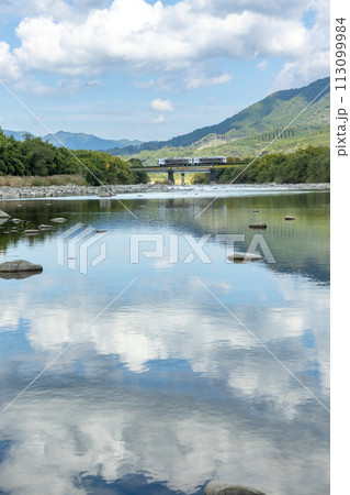 広渡川に架かる鉄橋を渡る日南線特急「海幸山幸」 113099984
