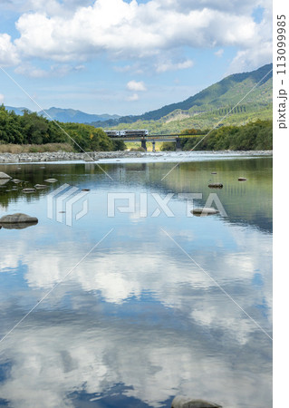 広渡川に架かる鉄橋を渡る日南線特急「海幸山幸」 113099985