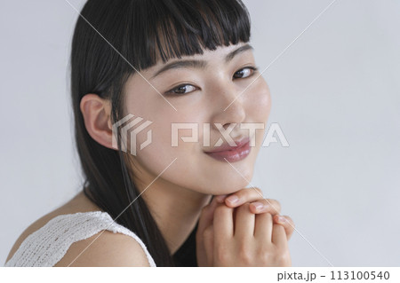 カメラ目線の若い女性　ビューティーイメージ　ポートレート 113100540