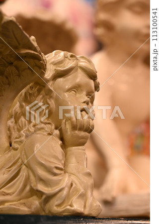 慈愛に満ちた表情の可愛らしい天使像の写真素材 [113100541] - PIXTA