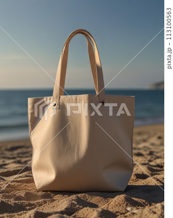 砂浜に置かれた手提げバッグ 文字入れ用 113100563
