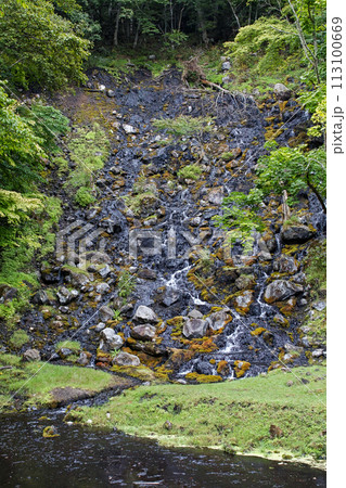 北海道/ 世界唯一！マンガン酸化物生成現象が地上で唯一確認できる貴重な場所「オンネトー湯の滝」 113100669