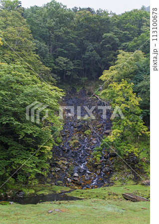 北海道/ 世界唯一！マンガン酸化物生成現象が地上で唯一確認できる貴重な場所「オンネトー湯の滝」 113100678