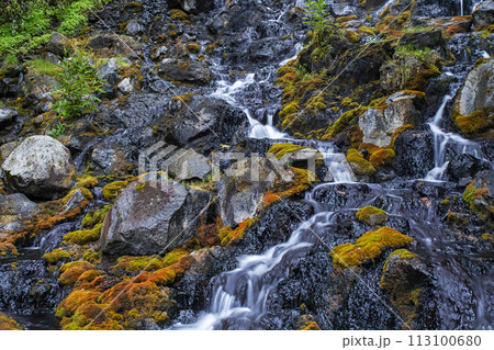 北海道/ 世界唯一！マンガン酸化物生成現象が地上で唯一確認できる貴重な場所「オンネトー湯の滝」 113100680