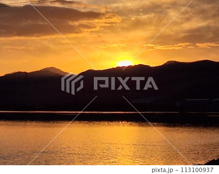 福井県の道の駅三方五湖からの朝焼けの空 113100937