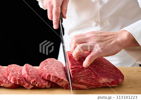 国産の黒毛和牛もも肉（シンシン）をカットする料理人 113101223
