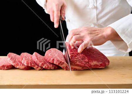 国産の黒毛和牛もも肉（シンシン）をカットする料理人 113101224