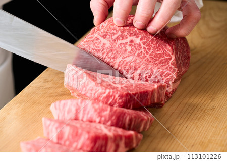 国産の黒毛和牛もも肉（シンシン）をカットする料理人 113101226