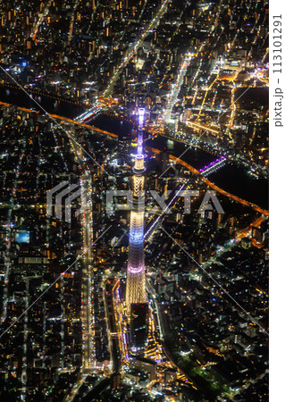 飛行機から観る夜の東京スカイツリーライトアップの写真素材