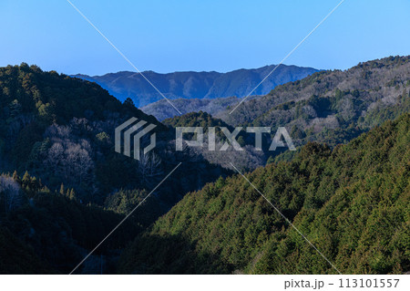 満々と水を湛えた奈良市郊外大和高原にある布目ダムの春 流れ下る布目川の遠景 折り重なる山々 満々と水を湛えた奈良市郊外大和高原にある布目ダムの春 流れ下る布目川の遠景 折り重なる山々 113101557