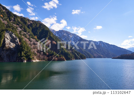 富山県　秋の黒部湖 113102647