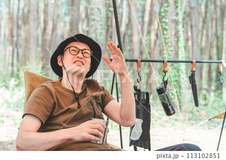 キャンプで虫の大量発生に困るキャンパー 113102851