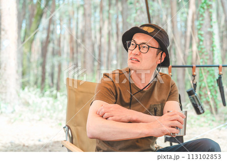 キャンプで虫の大量発生に困るキャンパー 113102853