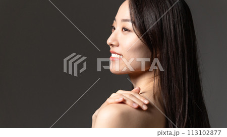 振り向く女性 113102877