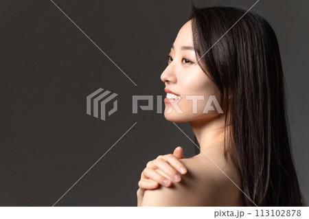 振り向く女性 振り向く女性 113102878