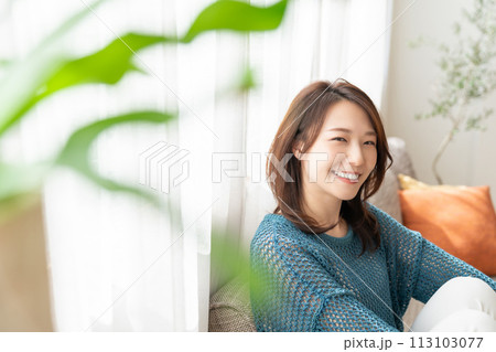 部屋でリラックスする若い女性 部屋でリラックスする若い女性 113103077