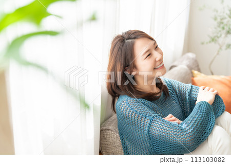 部屋でリラックスする若い女性 部屋でリラックスする若い女性 113103082