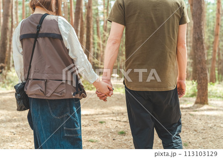 キャンプ場に遊びにきたカップルキャンパー・夫婦キャンパー キャンプ場に遊びにきたカップルキャンパー・夫婦キャンパー 113103129