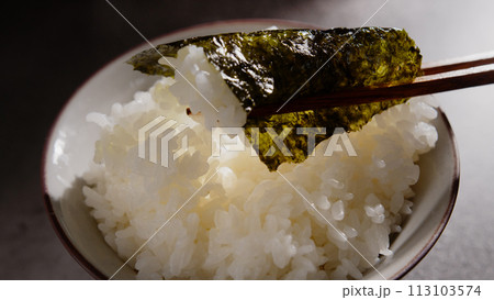 ご飯のおかず 海苔 箸で巻いた海苔01 113103574