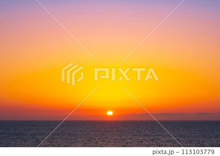 夕陽と海(柏崎市・御野立公園にて) 夕陽と海(柏崎市・御野立公園にて) 113103779