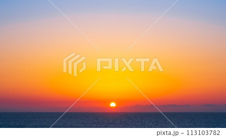 夕陽と海(柏崎市・御野立公園にて) 夕陽と海(柏崎市・御野立公園にて) 113103782
