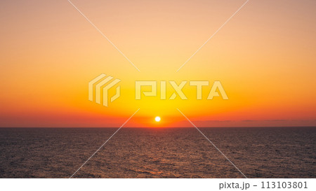 夕陽と海(柏崎市・御野立公園にて) 夕陽と海(柏崎市・御野立公園にて) 113103801