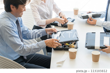 会議で出される仕出し弁当・福利厚生・ケータリング・デリバリー・社員食堂・社内カフェ・食事委託 113103812