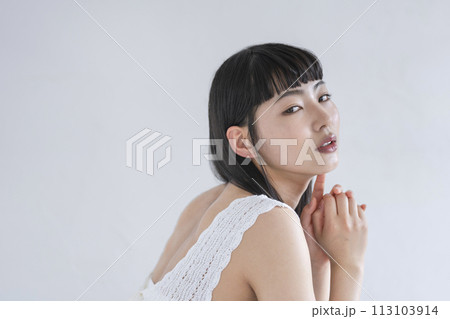 カメラ目線の若い女性 ビューティーイメージ ポートレート カメラ目線の若い女性 ビューティーイメージ ポートレート 113103914