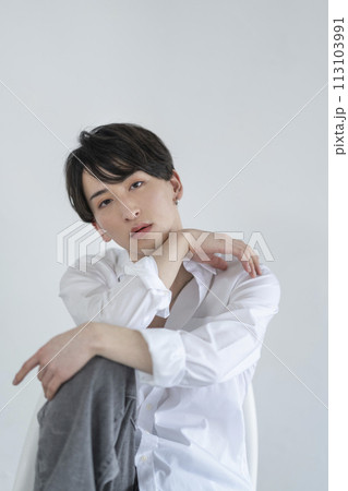 カメラ目線の20代の男性　メンズメイク・ビューティーイメージ　ポートレート 113103991