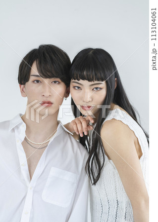 ジェンダーレスメイク　イメージ　カメラ目線の若い男女 113104061