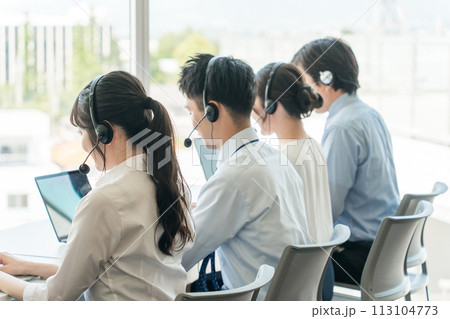 コールセンターで電話対応するオペレーターの男女 113104773