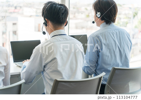 コールセンターで電話対応するテレフォンオペレーターの男性 コールセンターで電話対応するテレフォンオペレーターの男性 113104777